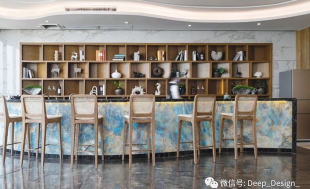 窗户外面，海滩上的热闹，和建筑本身的白色所产生的"孤独"的语境，形成了热闹与孤独相映衬的有趣反差。

人与人、人与海、人与建筑在这里产生对话，对于海陵湾的社区居民和游客而言，这栋建筑所代表的意义早已超越了"住宅"本身。