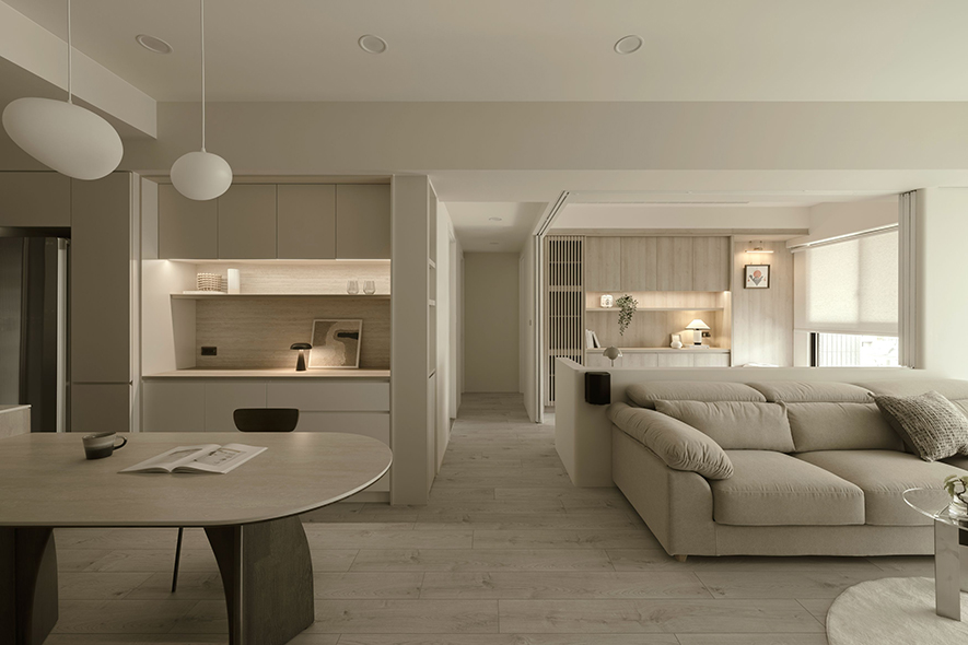 
看懂图面之前 先读懂生活

时间轴釐清后，下一步便是回到空间本身。但当屋主带着建商提供的平面图走进达誉，邱雅梅的第一个动作，通常不是研究哪面牆可以拆，而是询问这个家庭的日常作息和生活重心。

她将设计展开前的功课归纳为三个层次：第一，确认场域未来扮演的角色，是长期自住、短期过渡，还是出租用途，不同的使用情境会导向截然不同的客变策略；第二，聆听屋主最想改善的痛点，那些藏在日常琐碎中的不便，例如动线卡顿、收纳不足、採光不佳，往往才是规划的真正起点；第三，则为看似意外的问题：冰箱打算放在何处。
