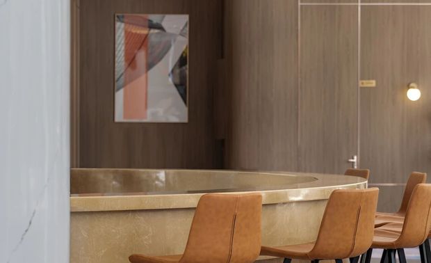 洽谈区

洽谈区通过开阔整洁的环境，营造轻松的治谈氛围，洽谈桌椅排布以小组团形式为主。水吧台，让顾客感受到无微不至的服务。日后这里可以成为社区服务区，便于业主开展培训、阅览、交流分享会等活动。