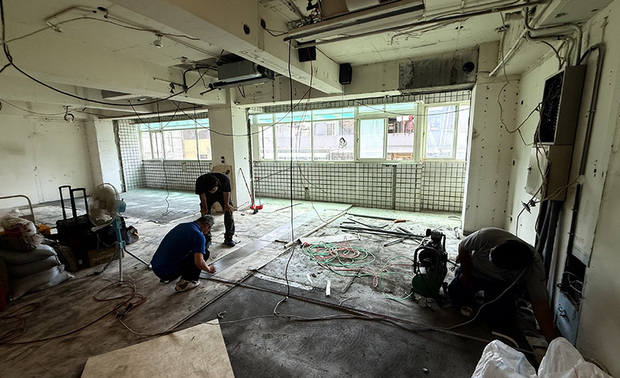 （图）擎森团队中古屋翻新现场

藏在装潢下的隐形杀手——签约前根本看不出来的三种地雷

擎森设计累积部分中古屋现场经验后发现，签约前难以察觉其损坏程度、拆除后却频频浮现的问题，有个共通点：全被前一手的装潢盖住。

第一种最常见，是「给排水管线」的老化。30年以上的房屋多半使用镀锌铁管，内壁鏽蚀、管径变窄是常态，但表面被油漆覆盖，从外观根本看不出来，往往等到入住后水压变小、水质变黄、甚至漏水渗漏，问题才会浮现。

第二种是「防水层」老化。浴室、厨房、阳台的防水层都有使用年限，屋主看屋时顶多看到表面磁砖，底层状况完全藏在裡头；一旦失效，水还可能渗进楼下邻居家中，衍生难解的赔偿纠纷。

第三种则是「樑柱裂缝」。前屋主会使用木作天花板、硅酸钙板把樑柱整个包起来，直到拆除当天打开，才看见裡头藏着裂缝、钢筋外露、溷凝土剥落。正因如此，打算买30年以上房子的人，出价前不妨找专业设计师陪同看屋，免得签约后才发现大问题。
