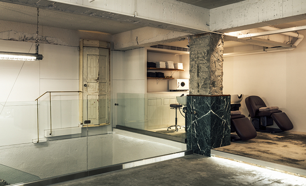 （图）纬纶设计作品《Original Texture》

从早期着重创意美观到现今尤其重视耐久实用，体认到「让人自在」才是设计的本质。设计理念虽持续进化，相反的是某些核心观念始终如一：对细节的坚持、追求卓越的态度，以及与业主的真诚互动。「透过聊天对话，远比任何制式问卷更能深入理解一个人的生活方式。」华总监深信，唯有真正理解，才能创造贴合需求的理想空间。对他而言，室内设计已不止于一种谋生的职业，亦昇华为观察世界的独特视角；光线如何流动、动线怎麽安排、人们如何使用空间，这些日常观察另一方面也丰富他的设计思考，形成持续精进的正向循环。
