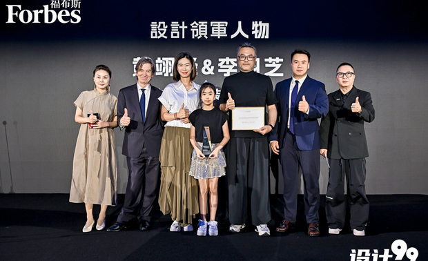 此次评选中,丰聚设计 设计总监 李羽芝、执行总监 黄翊峰 之所以能够胜出重围,正是因为其完美契合福布斯所倡导的「领导力」内涵。评审团指出,两位总监展现卓越的设计视野,成功将东方美学精髓与台湾高端住宅市场需求完美结合,透过独特的空间叙事手法,为当代豪宅树立新标竿。其对「回家,转动钥匙打开门的期待」理念的深刻实践,为所有客户提供兼具「文化底蕴、生活美学、品质工艺、情感温度」的顶级居住体验,展现强大的设计引领能力!
荣获福布斯中国「设计领军人物」奖项,不仅是对丰聚设计深厚实力的权威认可,更是其在国际设计舞台上,继获得iF设计奖、OPAL伦敦杰出地产大奖等多项国际殊荣后的又一里程碑,再次彰显团队在全球设计领域的卓越地位。站在这个崭新高度上,两位总监必将延续其对精緻生活美学的深度探索与创新实践,为业界及社会大众带来更多令人惊豔的居住空间!