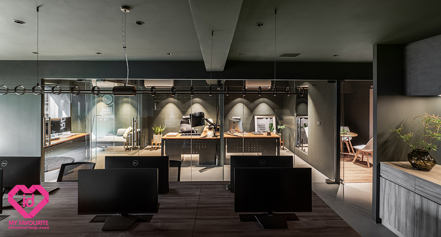 ▲紧密并置的多面办公桌，可提升团队交流效率，上方的线型吊灯与嵌灯照明，则确保深色空间中依然光线均匀。
