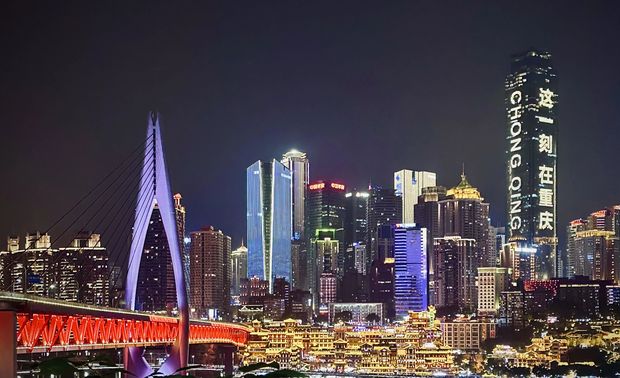 翡丽酒店由一栋老建筑改造而成，前身是一家旅行旅馆，大部分设施陈旧，似乎与时代脱轨。重庆，作为全国旅游的热点城市，充满了活力和创意。GDD深思设计以"旅游城市"为出发点，将自然环境与潮流趋势相融合。大胆地将在地文化与现代碰撞，不仅通过空间的设计塑造出了独特的外观，还采用了新型材料，展现新魅力。