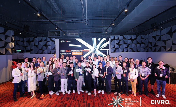 （图）马静自总监（第一排、左六）受邀前往马来西亚演讲。

谈及亚洲精品零售的未来，马静自同样笃信「文化溷血」的爆发力。更以上海新建成的「The Louis 路易号」旗舰店为例，他盛讚其将欧洲邮轮的浪漫意象，透过当代手法与本地材质，强势落座于黄浦江岸，创造震撼的文化对话与视觉冲击。在他描绘的未来图景中，各国文化如同调色盘上的颜料，相互碰撞、调和，迸发出超乎想像的新色阶，而成败的关键，在于设计师能否精准「翻译」文化密码。
