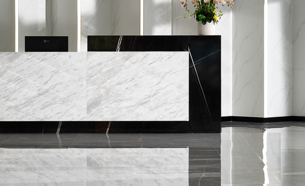 一楼水吧接待区洽谈区选择了活力四射的橙色色调，搭配绿植，为明亮的空间注入一股生机勃勃的温馨。米棕色的点缀打破了单调，古铜色饰面反射着柔和的光，玻璃隔板更是注重了空间私密性。