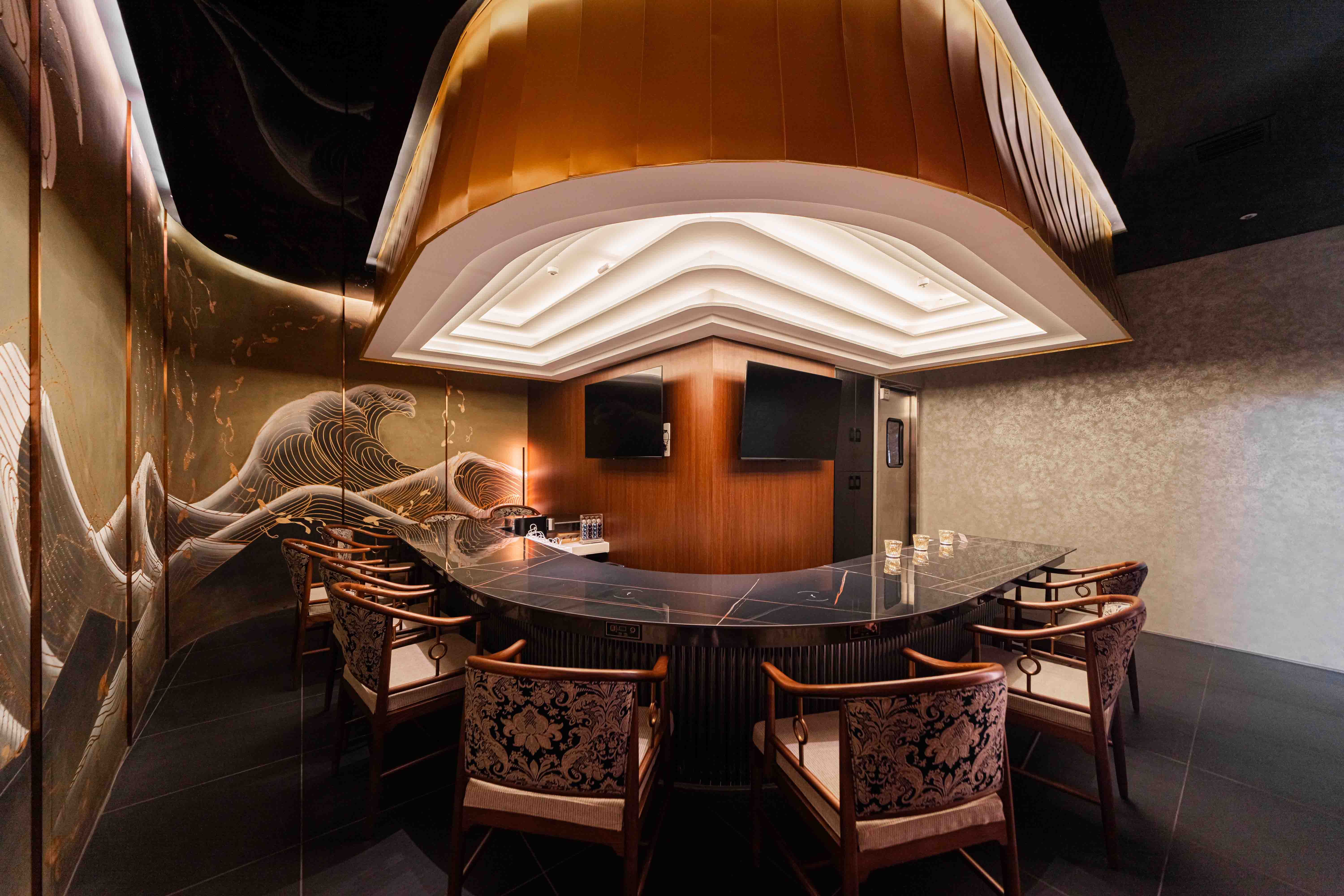 △ 用餐吧台实景图

地面铺陈河南钧窑残片拼花，
每一块釉色各异的瓷片
都在射灯下泛着
「雨过天青云破处」的微光。