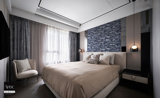 ▲主卧以灰白色为基底，营造宁静沉稳之感，床头背牆选用深浅交织抽象壁纸，与同色系磁吸丝绒窗帘形成和谐对话，两者在材质视觉效果上相得益彰，为卧室增添层次分明艺术感。

简兆芝
简兆芝室内装修设计有限公司　主持设计师(建筑师)
电话：+886-2-2500-0653
地址：台北市中山区民生东路三段17号2楼
网址：http://inkdesignspace.com/

OPEN Design 动能开启传媒：https://www.openworld.tv/