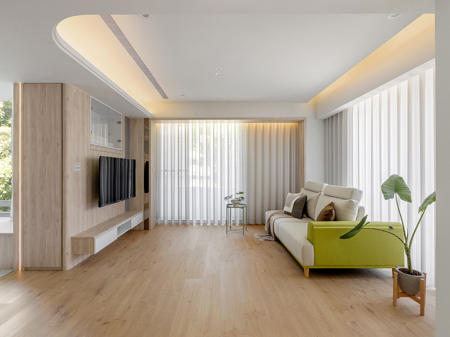 （图）团队于沙发旁保留可摆放宠物食盆、循环活水机和活动式跳台的空间及线路。

科学研究早已证实，与动物互动时，有助于降低血压，并促进多巴胺与血清素的分泌。因此，这种疗癒模式不仅能为长者带来身心上的愉悦及放鬆，提供充裕的情感慰藉，更能让他们重新找回「被需要」的价值感。而大学中银髮保健及宠物相关科系的学生也能参与其中，在过程中学习专业技能，同时为长者提供高品质的动物陪伴服务。

许总监认为，这种跨领域的合作能创造三赢局面：学生获得实习经验、长者享受陪伴疗癒、而宠物则得到妥善照护。要成功实现这样的效益，最关键的便是规划一个能够实践这些想法的理想空间。这也正是许总监目前全心投入的目标——打造一座融合智慧科技、人文关怀与宠物疗癒的多功能照护场域。
