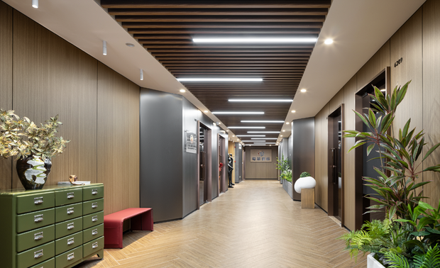 公共洗手间以灰黑粽深色系列为主调，加入亮眼的红色，搭配简单的光源，展现出时尚高雅的气息。