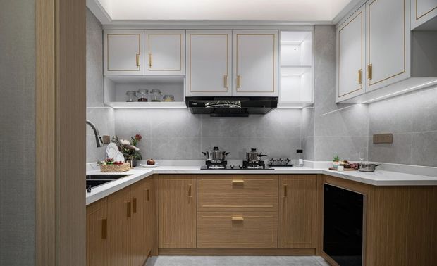 厨房里的一锅一瓢、一勺一碗都能体现对生活的热爱。原木色的地柜搭配白色吊柜，中式造型的橱柜面板，黄金三角的动线，都透露着GDD深思设计团队对生活的尊重和对东方文化的理解。