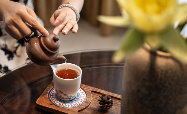 踏入玄关，高挑厅的设计，亮色垂帘灵动的灯具，青苔色的大理石背景，古韵气息的沙发雅座，色彩的碰撞使整个空间高雅洒脱。

