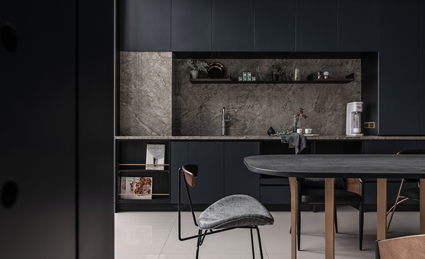 那是一种走进之后，能够慢慢说话、不必急着被定义的状态。「我们想传递给所有来访者的第一个讯息是：在这裡，你可以放心畅所欲言。设计从理解开始。」唯有当一个场域能让人放下戒心，感受到被倾听、被尊重，那样的设计才真正成立。
