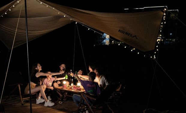 酒店外设有合适一家人一起观星赏月的营地，也可以三五知己拉起天幕，把酒言欢。可欣赏到绝美山景、小溪缓缓的流水声、日出日落，自带草坪空地让你体验度假的同时，还能感受露营的氛围。同时也可以在小溪里寻找关于童年的快乐。

