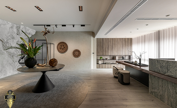 ▲茶室壁面施作内敛平整的手法，柔化光影起伏，使人在入室之际便感受到沉静安定。深浅交织的木质格栅，以规律有序的线条稳定心神；岩板茶桌和竹意摆件，让指尖所及之处皆回应着大地温度，成就男主人与自我对话的灵魂栖所。

梁诗敏
虎宙设计 设计总监
电话：03-5500105
地址：新竹县竹北市兴隆路三段37巷3号
信箱：zakoxa@gmail.com

OPEN Design 动能开启传媒：https://www.openworld.tv/