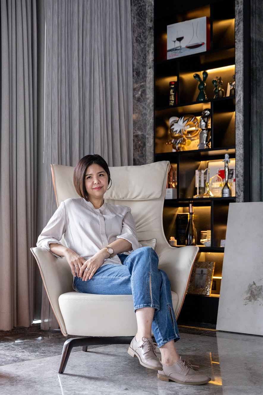 
艾美幸福设计
设计总监 许捷甯

公司简介
艾美幸福 艺起幸福
幸福，是一个人的需求得到满足，
而产生的喜悦感，
是人们希望长久保持的心理情绪。
艾美幸福依循客户需求，
以简约舒适的感受为出发点，
规划并打造出专属于居者的幸福空间，
使美学触角透过设计感动人心。

艾美幸福 全力以赴
除了细腻的施工品质，
艾美幸福在设计上也不断突破创新，
将对于设计的热忱透过作品传递，
化情感于家居场景，融精神于商空领域；
此外，为满足业主所需，
艾美幸福更提供多元的服务项目，
由细节至整体全面照护，
贴心且完善地孕育美好境地。

获奖纪录
2025 中国 APDC 亚太室内设计菁英邀请赛 Winner -《光韵》
2025 美国 International Design Awards Honorable Mention -《光韵》
2025 中国 浪潮100荣耀设计奖 - 设计荣耀机构、设计荣耀人物
2025 美国 MUSE Design Awards 银奖 -《光韵》
2025 美国 LONDON Design Awards 银奖 -《清煦》
2025 美国 MUSE Design Awards 银奖 -《清煦》
2025 马来西亚 My Favourite International Design Award 入围 -《潋光雅寂》《清煦》
2024 中国 APDC 亚太室内设计菁英邀请赛 Winner -《潋光雅寂》
2024 中国 HCA高定家居设计奖 - 年度城市十大高定家居空间设计师
2024 美国 MUSE Design Awards 银奖 -《夕萦》
2024 美国 TITAN Design Awards 银奖 -《潋光雅寂》
2022 美国 MUSE Design Awards 银奖 -《酷玩人生》《沐晖癒生》
2022 杜拜 国际专业室内设计大赛 铜奖 -《酷玩人生》
2022 英国 LICC Official Selection -《酷玩人生》
2021 中国 APDC 亚太室内设计菁英邀请赛 佳作奖 -《璨光》
2021 美国 MUSE Design Awards 银奖 -《漫步光廊》《璨光》《轻思·享漫》
2020 台湾 中华工商经贸科技发展协会 第19届品质金像奖
2020 中国 2019-2020年度亚太华人设计华腾奖 住宅公寓空间类 金奖
2020 中国 她设计奖(Hers Design Award) 年度优秀空间 -《漫步光廊》
2020 杜拜 迪拜国际专业室内设计大赛 住宅空间类 优秀奖 -《漫步光廊》
2020 中国 APDC亚太设计菁英邀请赛 住宅空间类 佳作 -《漫步光廊》

银奖作品《光落之境》
