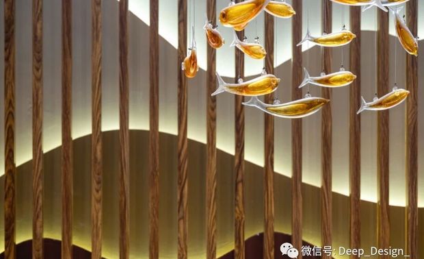 游动的"鱼群"以及富有层次感的流线型设计相结合，让营销中心的整体空间不仅拉开了距离感，还强调了奢华精致的调性。
精美的壁画，以及白色的雕像遥相呼应，给人一种静中有闹，闹中有静的反差感，让人不禁直呼有趣。