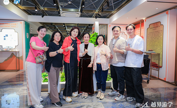 ▲简兆芝主持设计师与数位考察团团员愉快合影。
本次考察行程除木裡木外.故宫.源邸,还包含罗红摄影艺术馆、秦皇岛阿那亚社区、MAD马岩松建筑事务所、CAMERICH锐驰产业园、希洛门窗等场所,令参与设计师们实地鑑赏顶尖的室内设计项目之馀,又能与建筑、家具製造等各方产业菁英交换见解、激盪创想,促进室内设计界跨业合作的多元发展。
