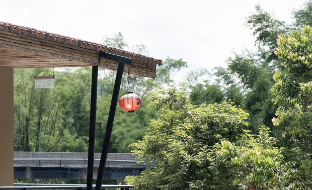 坐落于静谧的小溪边，融合民宿+营地。

星回民俗尽享大自然的魅力，让心灵在此得到放松与治愈。在这里，原木色调的设计与自然融为一体，为住客打造一个宁静舒适的度假环境。