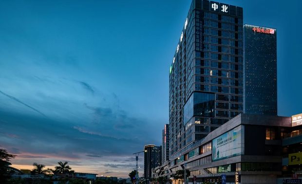 中北科创中心项目由东西两塔组成，它不仅仅是一个独立的商业空间，也是建筑于城市商业体中的角色体现，因此在设计之初，思考将其价值延伸并联动至构筑商圈新邻里的过程中则显得尤为重要。

联动 创新 可持续发展
万博CBD是大湾区发展的其中一个重要商圈，联动内外，提升影响力是中北科创中心的核心内容。所以设计上追求创新、时尚、国际化的同时与周边的融合也十分重要。广州市一座极具开放包容的城市，结合城市的特点，大堂的设计采取内外部相融的设计理念，与建筑结合的概念，使外部空间向内渗透同时内部空间向外延伸，相互作用形成空间的延续，制造内外交融、完美洽合的意境。在用材上以灰色石材与质感金属搭配，摒弃多余的装饰。