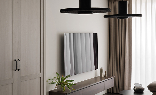 
以浅木为底、深色为韵的设计铺排

日工设计 设计总监 王绍峰 于小坪数尺度裡调度的，不单是材质、色彩，更是两人时光的鬆紧节拍。光影佈局得宜，织毯、铁件各司其职，处处留白都是为日常腾出的喘息。身处此间，无须刻意切换心境，空间本身便已化作一帖温和的安定剂，无声将琐碎化入岁月的纹理。

案例资讯

设计团队：日工设计
案名：明玮霞观
项目类型：小坪数
项目地址：台湾桃园
项目坪数：21坪
主要建材：铁件、实木、喷漆、超耐磨地板、编织地毯、塑合板

王绍峰
HIKOU 日工住宅空间设计 设计总监
电话：+886-3-3700687
地址：桃园市桃园区中山路885号
网址：https://www.hikou.com.tw/

OPEN Design 动能开启传媒：https://www.openworld.tv/