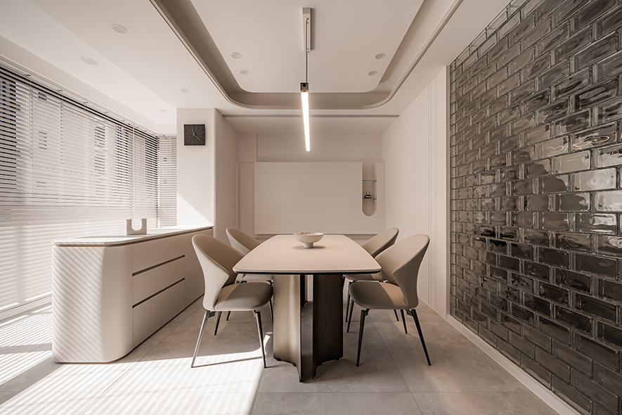 （图）达誉设计作品《暖语》

达誉的工作方式也反映了这份对时序的重视：从初次接触客户起，团队便同步盘点建商的施工进度、客变截止期限，将所有条件摊在阳光下，确保屋主在充分理解的前提下做出判断，而非仓促间被迫拍板定案。
