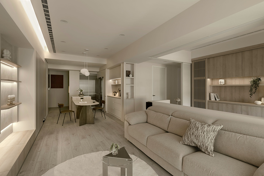 （图）达誉设计作品《映曦》

邱雅梅笑着解释，听起来微不足道的选择，实际上会连带牵动厨房动线、电器柜配置乃至整体收纳逻辑，「很多人以为冰箱摆哪裡都无所谓，住进去才发现每天煮饭的路线都不顺。」正因为如此重视生活细节的前置沟通，达誉在判读建商图面时，才能精准辨识哪些调整真正有意义。图面上的每个符号、每条管线都有其对应的功能，重点从来不在于拆掉多少东西，而在于所有元素能否落在最合理的位置。开关不该被门片遮挡、电器柜旁必须预留足够的插座，这些乍听琐碎的细节，累积起来就是长期居住的舒适度。
