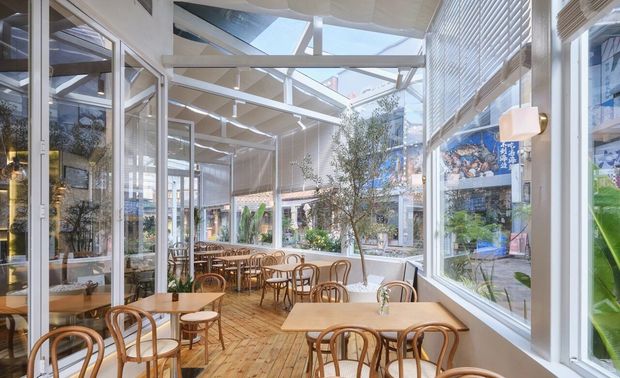 | 光与美食 时间的真味

轻盈的设计灵感来自温暖的原木色系，
传达宁静，呈现出一种平分秋色的和谐感。
让用餐者可以体验餐厅内呈现出不一样的空间氛围，
亲身触摸空间的细腻肌理，
感受就餐时轻松的氛围。