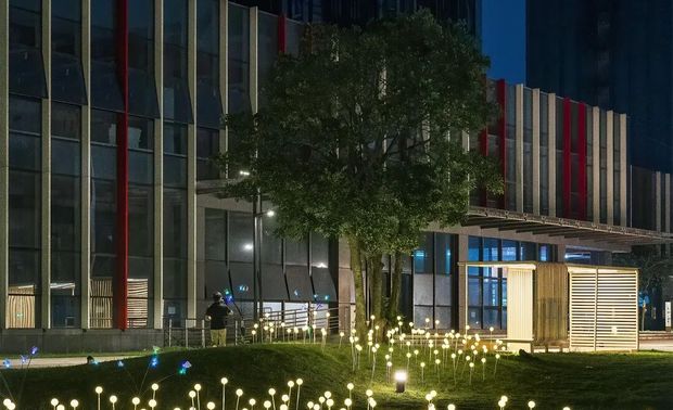 纯净/室内
现代/办公空间

整体色彩以黑白灰色系为主，以白色、黑色为过渡色和辅助色。
通过一些冷色调简单的材质金属和暖色的家居配饰。