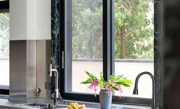 餐厅区特地选用了一张木质的圆桌，搭配同材质餐椅，仪式感十分强烈，家人闲坐，灯火可亲。生活的烟火气和自然结合，惬意舒适。