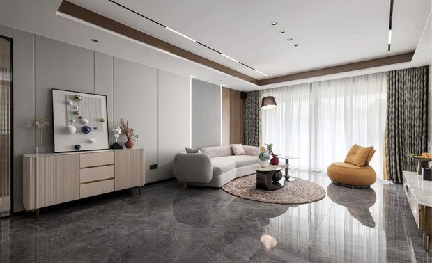 客厅传统属性是招待客人的主要空间，但随着网络时代的发展，客厅也正在以更多的可能性，被重新定义。GDD深思设计在客厅的设计中把社交属性和休闲属性贯穿其中。无主灯设计，简约、时尚。摒弃过往L型沙发，利用一字型沙发和单椅沙发的组合，使客厅空间弹性、多变。黄色单椅沙发在空间里活泼、自然，一字型灰白色沙发与背后内嵌式灯光背景墙融为一体。这里即可会客小聚，也可以成为鉴赏电影、欣赏音乐、打电动游戏的空间。边柜设计可以增加收纳空间，使客厅干净整洁。