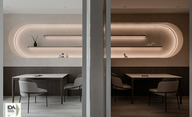 ▲洽谈区色调延续外部灰白与浅木色的设计语彙，并于牆面展示架置入俐落线框，弧形灯带交织大面窗引入的明亮日光，形塑清新愉悦之感；随着时间推移，室内渐趋昏暗，仅用灯光营造意境层叠，诠释极简美学，低调中展露品味底蕴，成为同客户畅谈的绝佳场域。

获奖作品《云暮》
