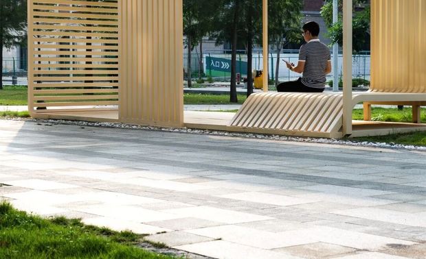 艺术以多元的形式深入其中，将丰富的创造与想象延展至关乎人、空间和自然关系的审视。