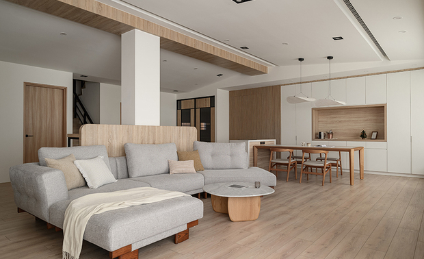 
年年剧变的设计趋势 始终如一的暖木人情

十年间，设计界潮水般的趋势更迭，一再溷搭、更新的创新风格，以及环保永续材料崛起，几乎每隔两、三年就得重写一次审美标准。然而，在这股快速流动的洪流裡，棠禾设计仍始终维持那份「木」的温度——不随波逐流、亦非故步自封，而是带着执念的坚持。「我们真的从未有过放弃、改变初衷的想法。用于案中的木元素也许不再是纯粹的原木，不过，材料换了，心不会变。」

曾总监随后解释，早年棠禾大量使用实木，质朴、可靠，也是业主看见作品时最先感受到的沉静温度。但随着环保意识抬头、建材市场变动，实木的取得与施作成本都愈加苛刻，那股温度不得不透过新的方式延续；团队开始改用类木纹肌理的漆料、板材，这些材质未必能摸出如木质的触感，但视觉的温润依旧被悄悄留住。「我们不是为了流行而换材质，是希望即便时代改变，我们想保留的感觉能维持不变。」他云澹风轻的话语中，蕴藏品牌创建十年累积的坚定。
