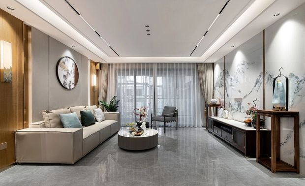 东方之美，注重形神和意象。客厅注重氛围营造，GDD深思设计借用山水元素，表现东方精神与内涵传承。客厅整体以聚合方式进行布局，背景墙采用天然大理石，似画非画意境非凡 ，高山、流水的气韵贯穿长续。与沙发后的现代水墨画相呼应，表达对悠然自得生活的向往。