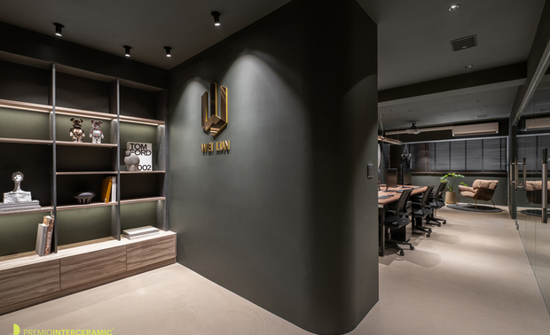 ▲入口牆面透过圆角设计柔化线条，消弭后方因藏有收纳与冰箱，而略显厚重的视觉压力，并于侧面设置层架，摆放书籍与艺术品，引导访客分散视线、转移量体感受，展现专业沉稳的同时，传递温暖亲切的品牌印象。
