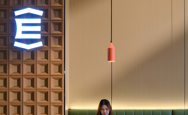 开放式休闲会客区&书吧静谧治愈
书架错落、暖光相伴，是旅途中放空品读的专属角落