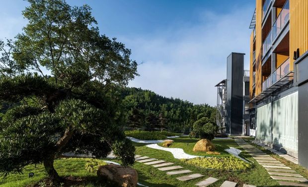 户外庭院景观设计以石头为中心展开，步行道延伸酒店不同角落。同时结合周边自然环境，利用造景的设计手法，打造酒店与大山对话，同自然环境共生共荣。