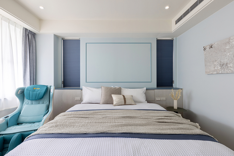 （图）私领域房门皆以木工特製搭载锁扣的活动猫门便于毛孩自由进出。

「每个家庭都期望看见长辈脸上绽放更多笑容，而非因照顾安排产生愧疚感。」许总监深刻理解家属的心境，因此致力于打造让长者感受尊严与喜悦的照护环境。她所构想的新型态长照模式跳脱传统框架，提供芳疗、按摩与益智游戏等多元活动，并设置交谊空间，促进长者社交互动。这样的设计思维，同时顾及长者的心理需求，让银髮族群于青银共融、动物辅助治疗的创新环境中，重新找回生活的意义与存在的价值，进而重建他们的自信和成就感。

透过智慧照护场域的建立，总监期望改变社会对照护产业的既定印象——这裡不再只是重复着喂饭、推轮椅的制式流程，而是充满欢笑声与暖心对话的生活场域。当银髮族与产学合作的学生们在空间中自然互动、分享彼此的故事，那些真诚的笑容与温馨时刻，才是许总监心中最理想的照护风景。「每位服务对象都有独特需求，面对各种空间挑战时，必须保持开放且创新的思维，并细心观察每次互动中所传递的重要讯息。唯有如此，才能真正将高龄化社会的照护理想，转化为具体且温暖的空间。」
