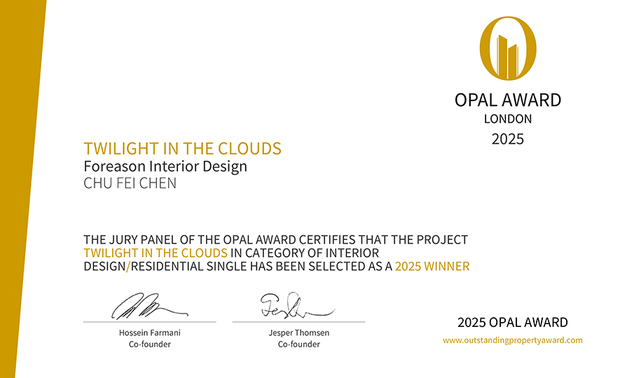 
本文由OPEN編輯部撰寫

OUTSTANDING PROPERTY AWARD LONDON,OPAL（英国伦敦杰出地产大奖）由全球知名企业集团Farmani Group组织，并以招揽全球最佳建筑师、室内设计师与房地产开发商为目标，在创造异业菁英联合平台的同时，找寻各地最富创造力、革新感、社会影响力与永续性的设计方案。擎森设计 设计总监 陈楚扉 于本届2025年度赛事中，藉精心挑选的帝雉石作为案场餐桌檯面，其人造的优美质地不仅避免开採自然石材，亦兼顾天然大理石的质感，更因耐用易养护的特性降低更换频率，加之玄关地坪将大板砖铺贴于旧有砖面上、减少施工废材量的规划，全力响应环保的优良作品《云暮》，契合大赛对建筑永续性的重视，斩获「Winner」大奖认可！
