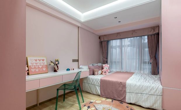 女孩房

以白色和玫瑰粉为主色调的女孩房，让空间视觉充满少女心，营造温馨和甜美感。利用窗台和榻榻米结合，打造成宽敞大床，满足孩子成长，给孩子提供一个舒适的环境。
