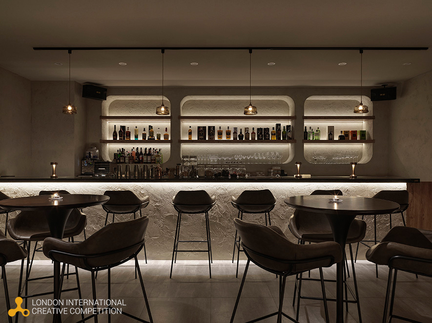 ▲餐区座位配置上，部分採高脚桌椅以拉近座位间距，提升动线弹性，让顾客在久坐后能自然起身活动，维持用餐舒适度。位于牆侧的沙发区提供其包覆感与相对独立性，有助于营造轻鬆自在的交流氛围，适合多人聚餐或亲密交流，展现空间对多元社交模式的细緻回应。

王绍峰
HIKOU 日工住宅空间设计 设计总监
电话：+886-3-3700687
地址：桃园市桃园区中山路885号
网址：https://www.hikou.com.tw/

OPEN Design 动能开启传媒：https://www.openworld.tv/