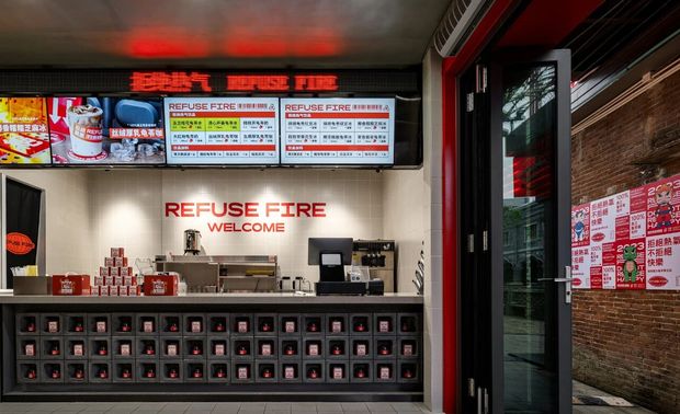 拒绝热气茶饮店则是在传统文化基础上，结合现代茶饮文化的创意与技艺，为游客提供优质的创新龟苓膏饮品和用餐体验。在店内的设计中，DGG深思设计将传统元素和现代设计相结合，营造出舒适、时尚的氛围，让顾客在品尝茶饮的同时也可以感受到龟苓膏文化的魅力。