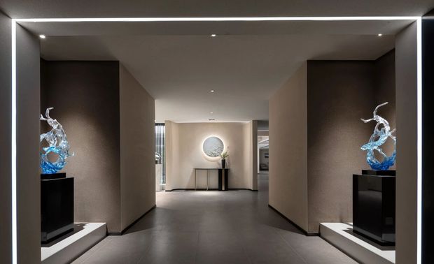 | 满室皆是翠绿茶香 

一盏茶，一方世界
碧绿林景，与自然共鸣
茶茗之清香，萦绕心间
书香氤氲，忘却纷纷扰扰
静时读书，闲时喝茶
佳客来时可清话
这里，远离喧嚣，却拥抱生活
这里，诗意盈怀，却浪漫满溢
