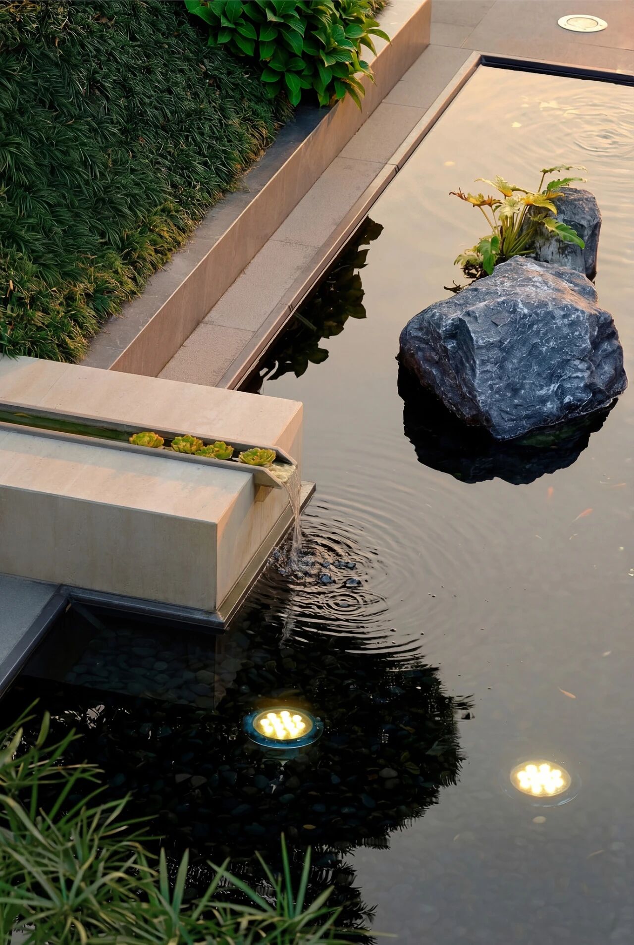 三角梅与红枫错落生长，傍晚的余晖为 “伏光环境” 的立体字镀上金边，宇航员涂鸦与 “零碳让世界更美好” 的标语，在晚风里诉说着对清洁能源的向往。