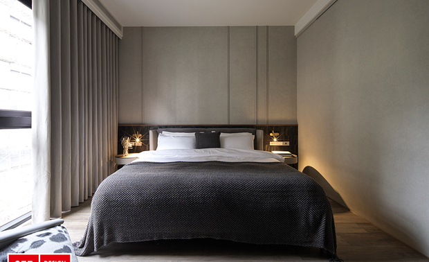 ▲两间卧室皆採造型饰板搭配壁灯的床头背牆设计，饰板的几何线条在壁灯的柔和光影衬托下，形成丰富的光影层次，让床头区域成为空间亮点，与旁侧大面落地窗框出的城市天际线相映成趣，营造出沉淀心情、安定自我的休憩氛围。

黄静文
D.H.I.A黄静文室内设计
电话：+886-3-6587330
地址：新竹县竹北市庄敬三路200号1F
网址：http://www.dhia.com.tw/

OPEN Design 动能开启传媒：https://www.openworld.tv/