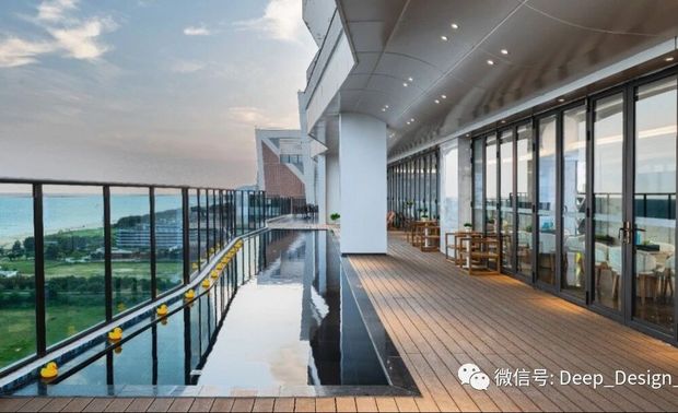 木质的家具很好的中和了白色为主的色调带来的冰冷感
更好地提升了整体设计的时尚感和空间感。