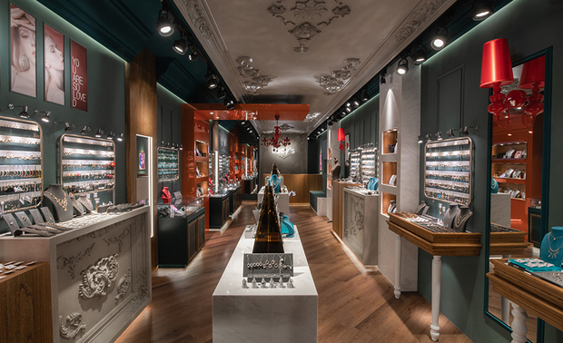 
经典之作的省思：从碰撞美学到设计本质的追寻

经过理念的不断升级，纬纶设计诞生了众多经典之作，当中若要选择最能体现其精髓的作品，Lucy's台北永康店无疑是最佳注解。华总监对这件早期作品情有独锺，因其完整展现品牌最擅长的「融合」美学。空间中处处可见精心安排的对比张力，如新与旧的对话、材质的冲突、色彩的碰撞。现代俐落的金属线条交织粗犷纹理的自然素材，深沉基调衬托跳跃的色彩细节，看似矛盾的元素却在空间中和谐共生。

难能可贵的是，华总监并非机械式地复製品牌视觉语彙，而是深入理解Lucy's「有个性但不拘谨、前卫但生活化」的品牌精神，再以纬纶独特的设计手法重新诠释。每处冲突都在创造层次，每个细节都在诉说故事，最终将空间塑造成充满个性、同时让人自在停留的场域。
