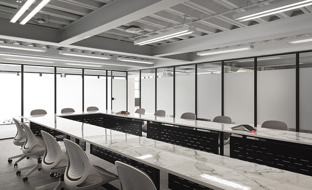 
会议室——灵活开放 激发每一次头脑风暴

U型会议桌之间优雅构筑开阔的互动空间，打破传统会议室的拘谨格局，为演讲者提供自由走动的舞台，让思维在流动中碰撞出创新火花；可灵活开合的玻璃隔间赋予空间弹性机能，平时维持通透明亮的视觉延伸，一定程度保持整体办公区的连结感，需要时则完全敞开，瞬间与外部融为一体，化身多功能活动场地，满足团队培训、大型聚会等多元需求。于此，创意无限迸发，沟通畅通无阻，每一想法都能得到充分表达与尊重。
