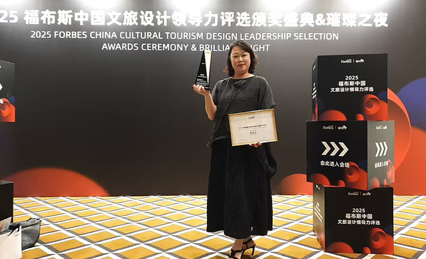 (图)黄静文执行长前往2025福布斯中国文旅设计领导力评选颁奖盛典领奖。
整合之道 思想凝聚缔造协同效应
真正考验领导者智慧的关键,往往不在扩展的速度,而是在于扩大经营格局的同时,如何依然坚守对设计本质的执着。整合D.H.I.A.与G.D.两家公司,成立「巨设计集团」之际,其所面临的最大挑战已非技术层面的统合,而是聚焦在统一服务标准、凝聚中心思想的道路上,如何从人员观念的根本改变着手,实现企业文化的深度融合。
为达成此一目标,巨设计集团投入一年半的时间进行密集培训,使所有同仁在专业技能、设计理念与服务态度上达成高度一致。黄执行长强调,最为关键者是将中心思想凝聚一处。透过文化整合的实践,她领悟到真正的企业整合关键在于深层价值观的认同,拥有共同的设计信念与服务理念,可激发团队成员间的创意共鸣与协作热忱,让每个人的专业能力在共同愿景的引领下相互辉映,最终所展现的创作能量将远超个体的简单加总。